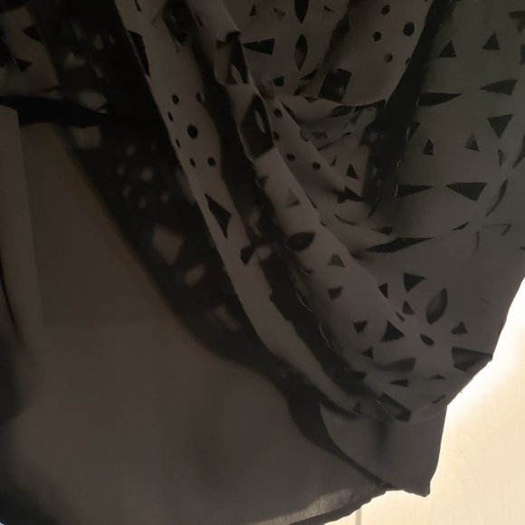 Apt 2x black cut out top - Picture 3 of 6